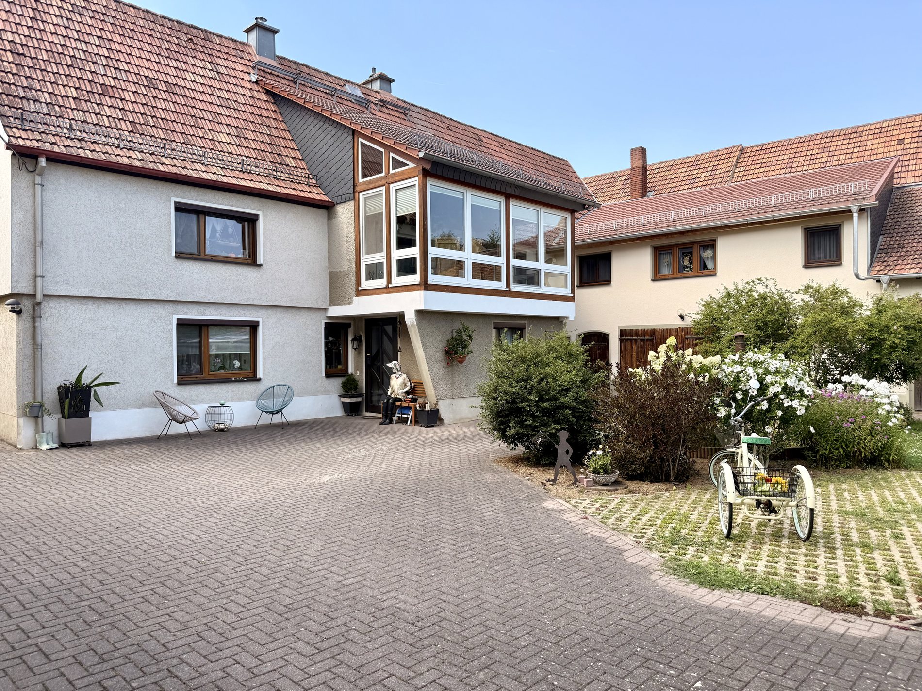 Wohnhaus und gepflasterter Hof des Anwesens